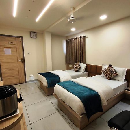 אחמדאבאד Hotel Kinara מראה חיצוני תמונה