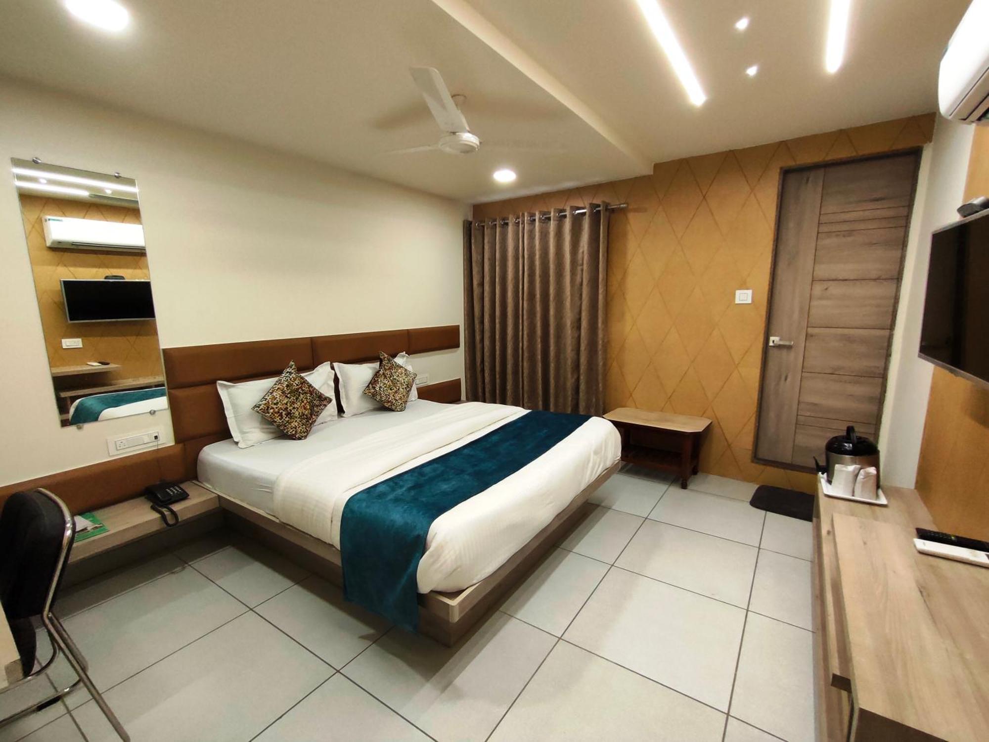 אחמדאבאד Hotel Kinara מראה חיצוני תמונה