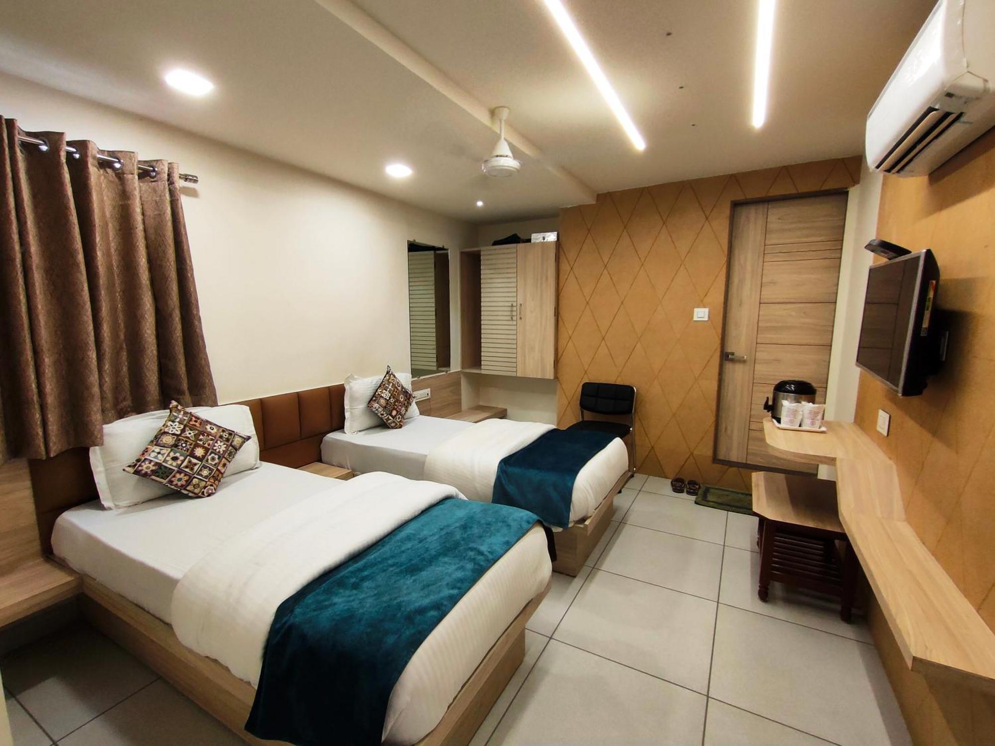 אחמדאבאד Hotel Kinara מראה חיצוני תמונה