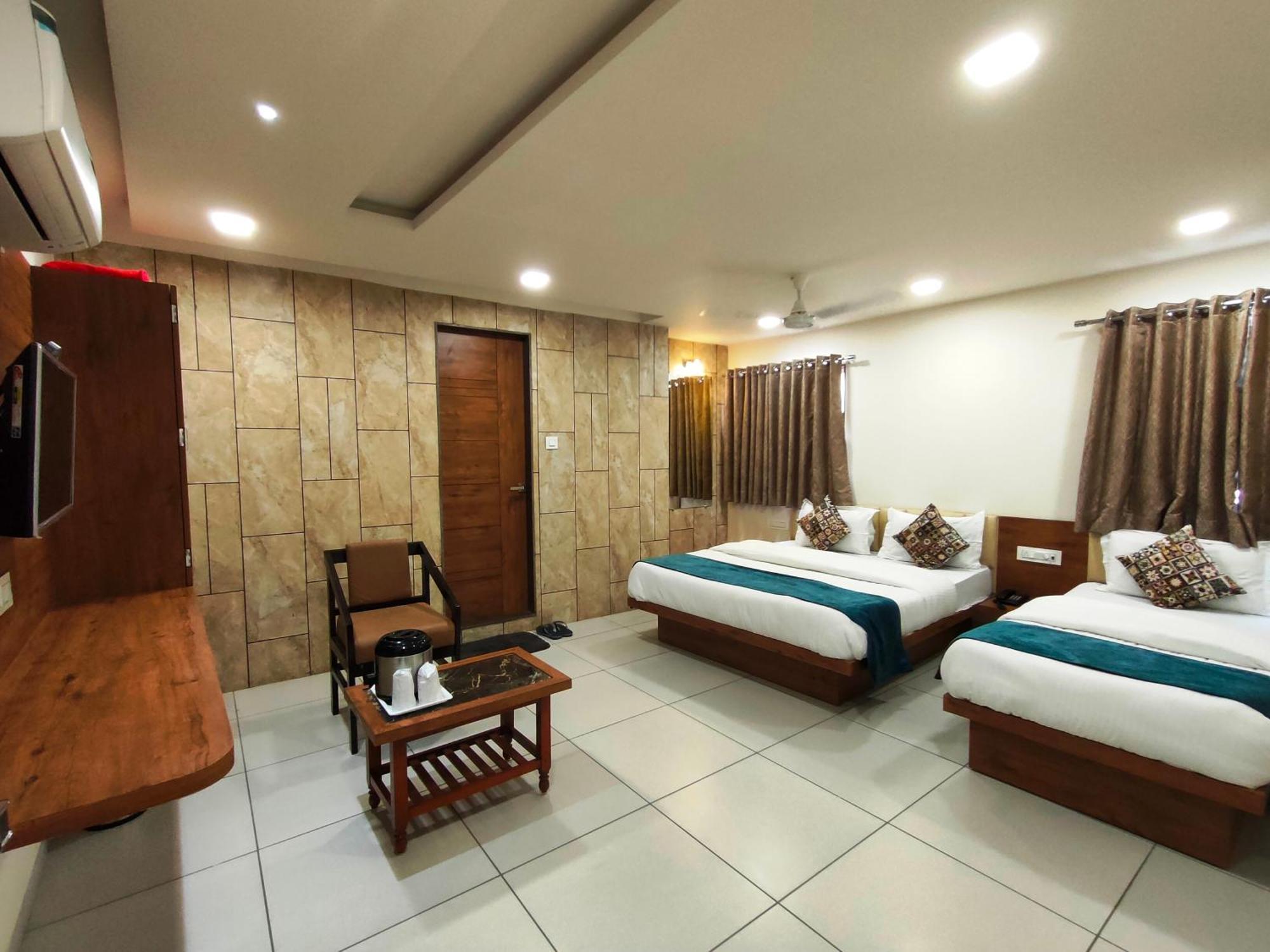 אחמדאבאד Hotel Kinara מראה חיצוני תמונה